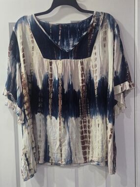 BloomChic Tie-Dye V-Neck Top in Blue and Brown